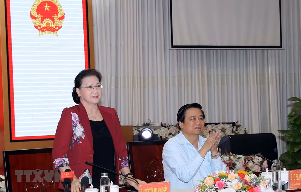 La présidente de l’AN Nguyên Thi Kim Ngân travaille avec les autorités de Long An ảnh 1