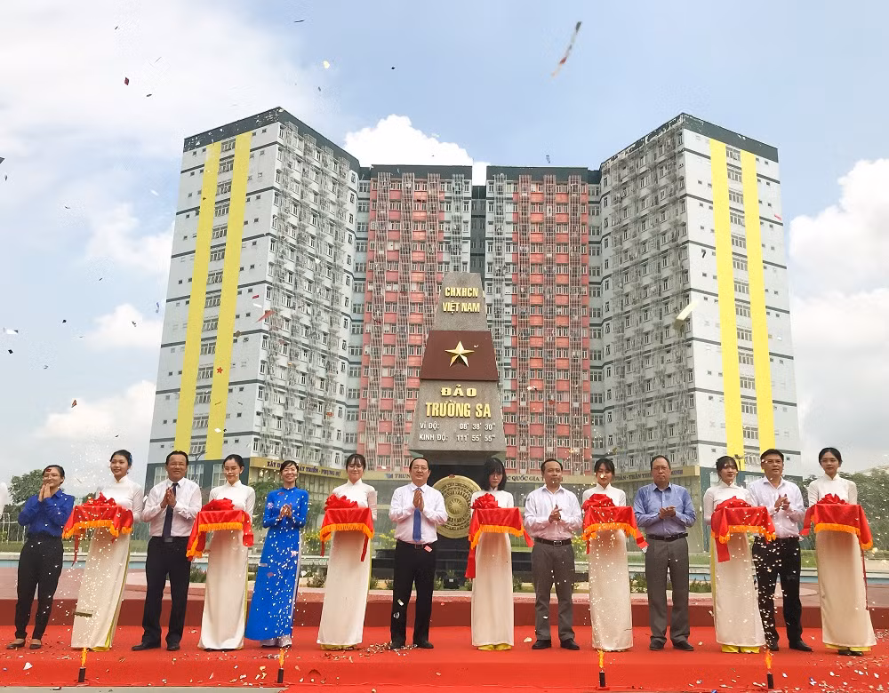 Inauguration de la Place du point de repère de la souveraineté sur l’archipel de Truong Sa ảnh 1