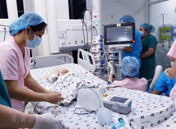 Ho Chi Minh-Ville: opération de séparation réussie des sœurs siamoises ảnh 2