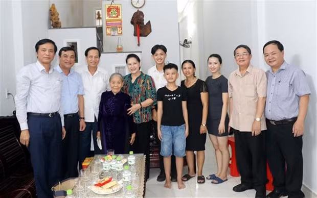 La présidente de l’AN visite des mères vietnamiennes héroïques à Quang Nam et à Da Nang ảnh 1