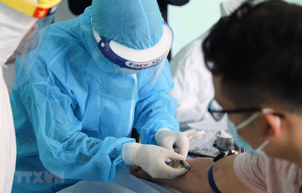 COVID-19 : le Vietnam signale cinq nouveaux cas communautaires ảnh 1