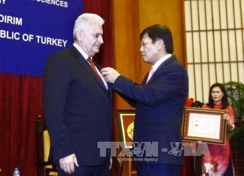 Insigne «Pour la cause des sciences sociales du Vietnam» au Premier ministre turc ảnh 1
