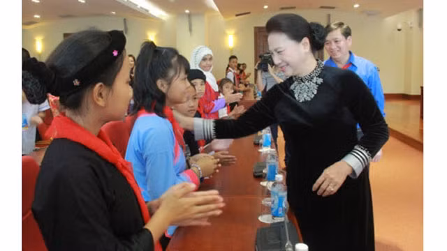 La présidente de l'AN rencontre des enfants issus des minorités ethniques ảnh 1