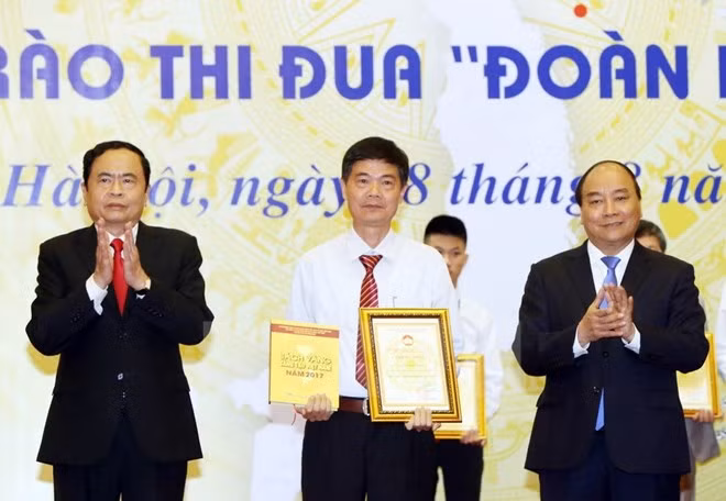 Présentation du Livre d’or sur l’innovation du Vietnam 2017 ảnh 1