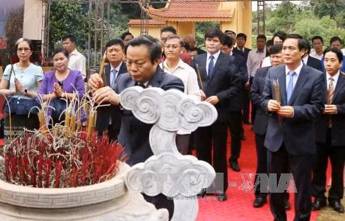 Le vice président de l’AN visite un site révolutionnaire du Laos à Phu Tho ảnh 1