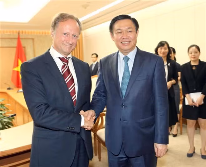 Le vice-PM Vuong Dinh Hue reçoit des ambassadeurs étrangers ảnh 3