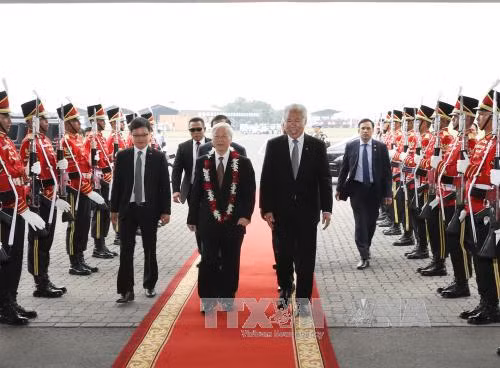 Le secrétaire général Nguyen Phu Trong entame sa visite officielle en Indonésie ảnh 1