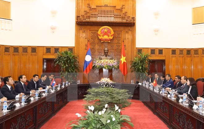 Le Premier ministre Nguyen Xuan Phuc reçoit un vice-Premier ministre laotien ảnh 1