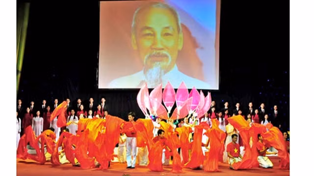 Programme artistique «Vietnam rayonnant» en l’honneur de la Fête nationale ảnh 1