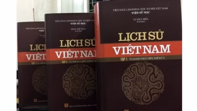 Une collection de livres publiée en l’honneur de la Révolution d’Août et de la Fête nationale ảnh 1