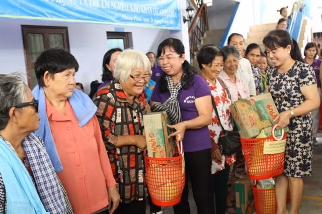 Les cadeaux des femmes de HCM-Ville aux pauvres de Phnom Penh ảnh 1