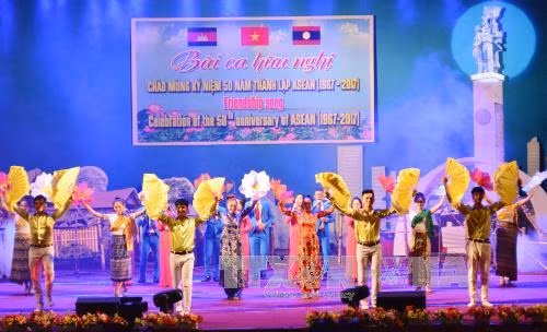 Resserrer l’amitié et la solidarité entre le Vietnam, le Laos et le Cambodge ảnh 1