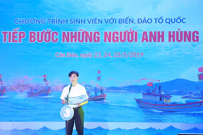 Les étudiants vietnamiens s’orientent vers la mer et les îles du pays ảnh 1
