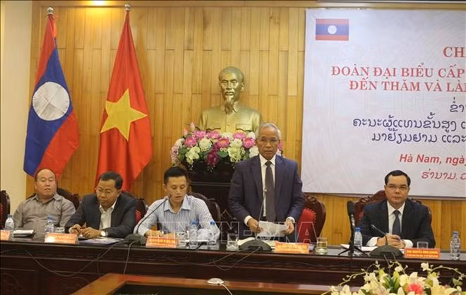 Promotion de la coopération entre les localités vietnamienne et laotienne ảnh 1
