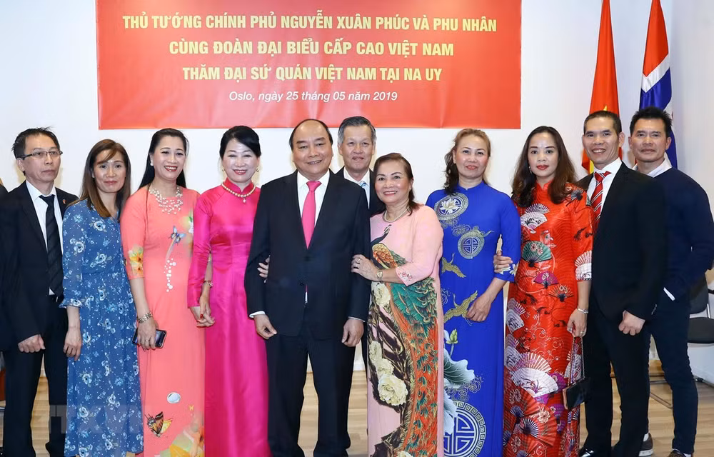 Le PM Nguyen Xuan Phuc rencontre la communauté vietnamienne en Norvège ảnh 1