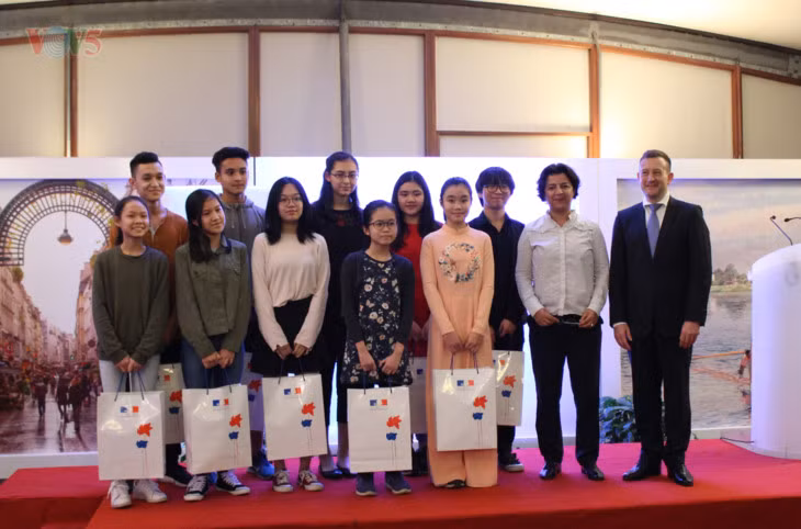 Les finalistes du concours de création de logo sur les relations France-Vietnam à l’honneur ảnh 1