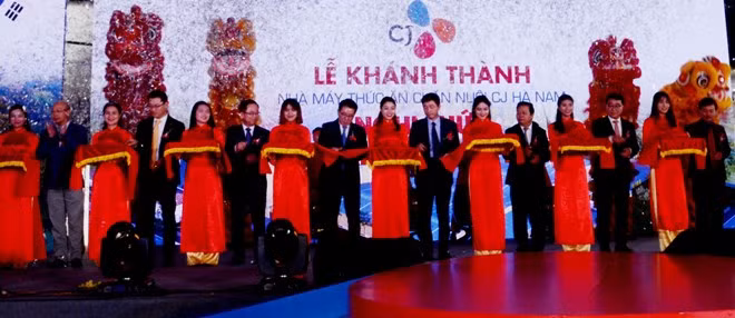 Aliment pour animaux: le groupe sud-coréen CJ inaugure sa 5e usine à Ha Nam ​ ảnh 1