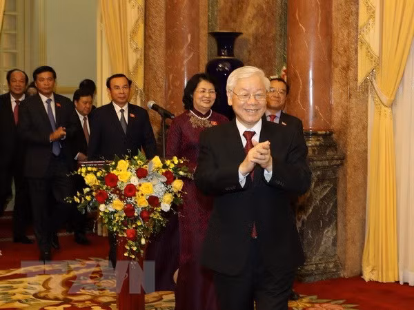 Le secrétaire général du PCV et président Nguyên Phu Trong travaille avec le bureau présidentiel ảnh 1