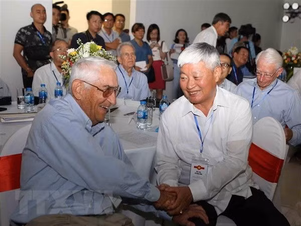 Rencontre entre des pilotes de vétérans américains et vietnamiens à Hanoi ảnh 1