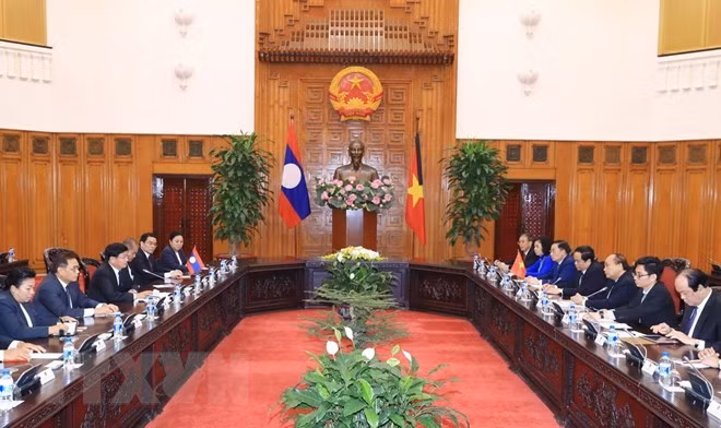Le PM laotien souligne les contributions de l'ancien secrétaire Do Muoi aux relations bilatérales ảnh 1
