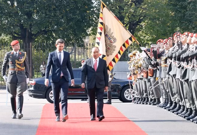 Cérémonie d’accueil officielle du Premier ministre Nguyên Xuân Phuc en Autriche ảnh 1