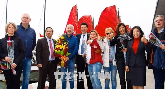 Quang Ninh accueille le 15 millionième touriste étranger du Vietnam ảnh 1