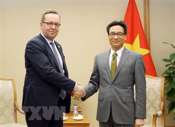 Le vice-PM Vu Duc Dam reçoit le ministre finlandais de l’Economie ảnh 1