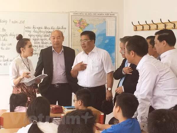 Récompense des élèves et étudiants vietnamiens en R. tchèque ảnh 1
