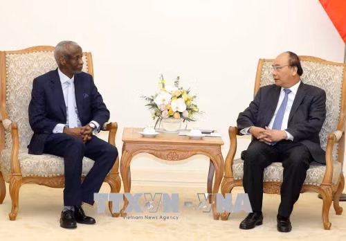Le PM Nguyen Xuan Phuc reçoit l’ambassadeur soudanais ảnh 1