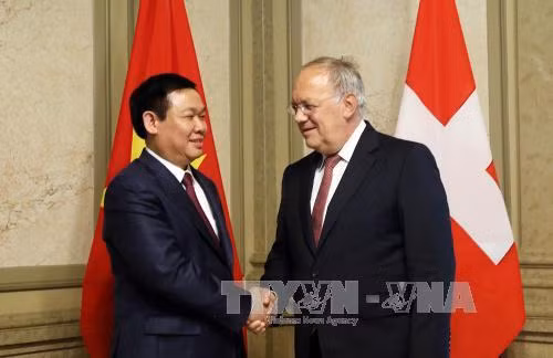 Le vice-Premier ministre Vuong Dinh Hue en visite de travail en Suisse ảnh 1