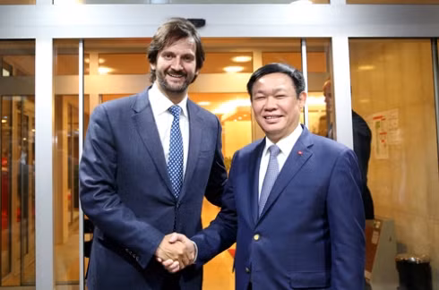 Le vice-Premier ministre Vuong Dinh Hue en Slovaquie ảnh 1