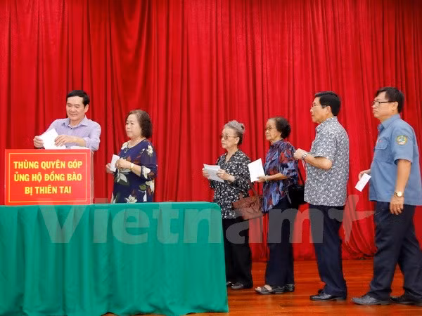 Typhon Doksuri : la communauté vietnamienne au Laos aux côtés des sinistrés du Centre ảnh 1