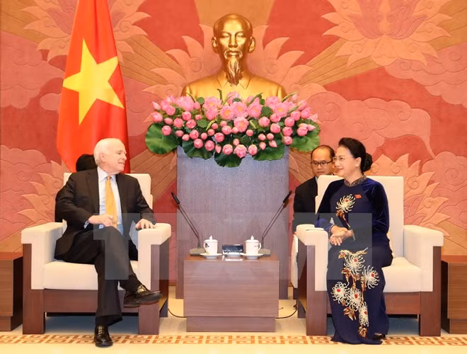 La présidente de l’AN Nguyên Thi Kim Ngân reçoit le sénateur américain John McCain ảnh 1