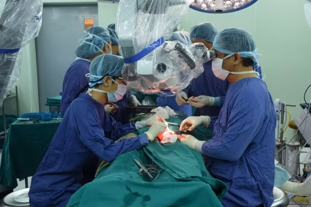 Reconstruction faciale pour patient atteint d'une tumeur du visage ảnh 1