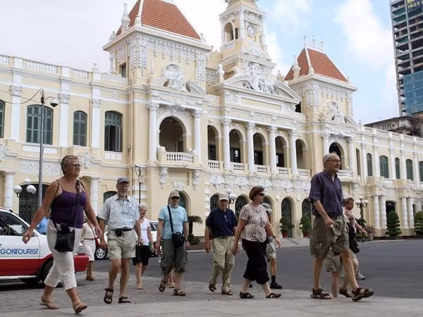 Ho Chi Minh-Ville a accueilli 2,4 millions d’étrangers depuis janvier ảnh 1
