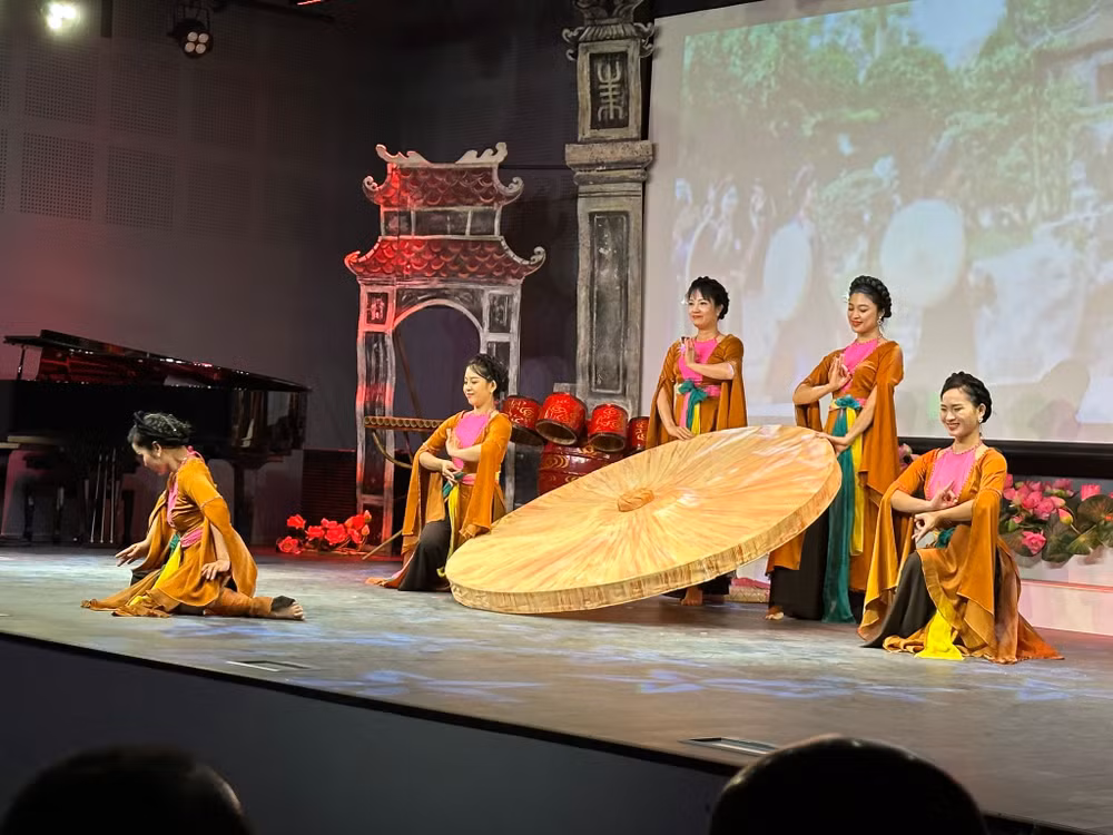 Le cinquantenaire des relations diplomatiques franco-vietnamiennes célébré à Paris ảnh 4