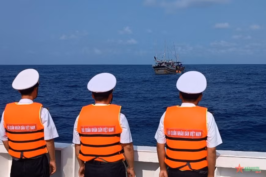 La recherche d’un pêcheur disparu dans les eaux de Truong Sa se poursuit ảnh 1