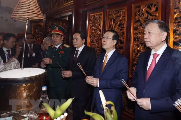 Le président Vo Van Thuong offre de l'encens aux rois fondateurs Hung ảnh 1