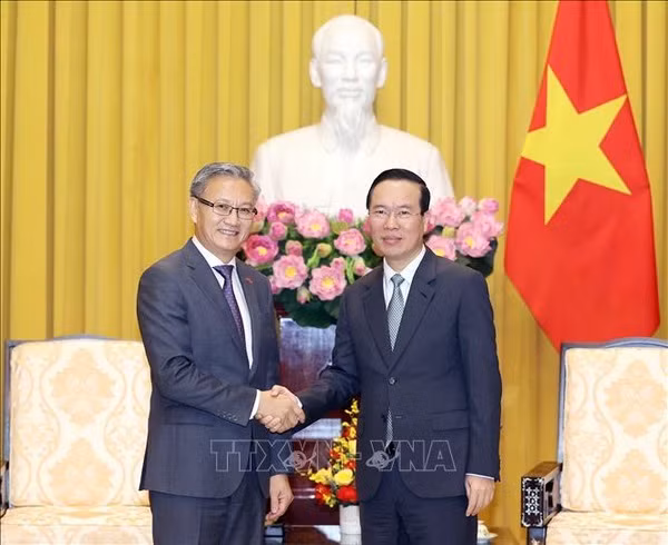 Le président Vo Van Thuong reçoit un responsable du Parti révolutionnaire populaire lao ảnh 1