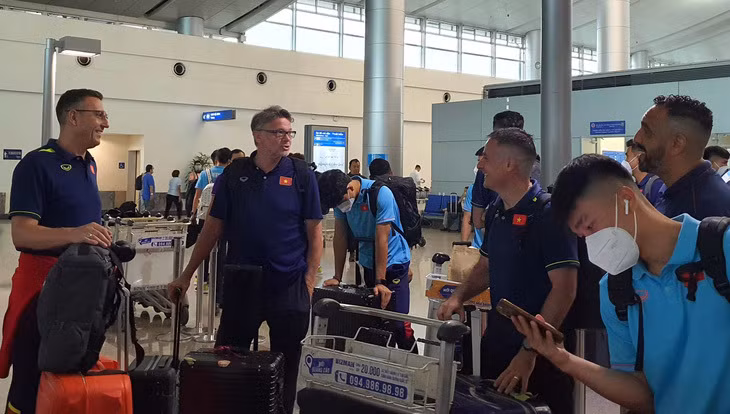 SEA Games 32 : l'équipe de football U22 du Vietnam est arrivée au Cambodge ảnh 2