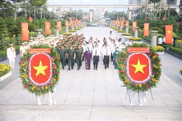 Des dirigeants de HCM-Ville offrent de l'encens pour commémorer les Morts pour la Patrie ảnh 1
