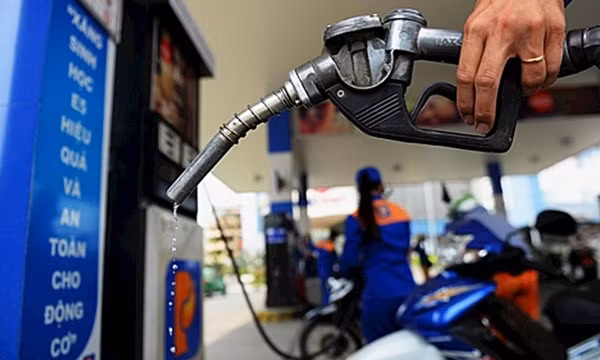Baisse des prix des carburants à partir du 21 avril ảnh 1