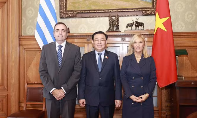Le président de l’Assemblée nationale s’entretient avec les dirigeants du Parlement de l’Uruguay ảnh 1