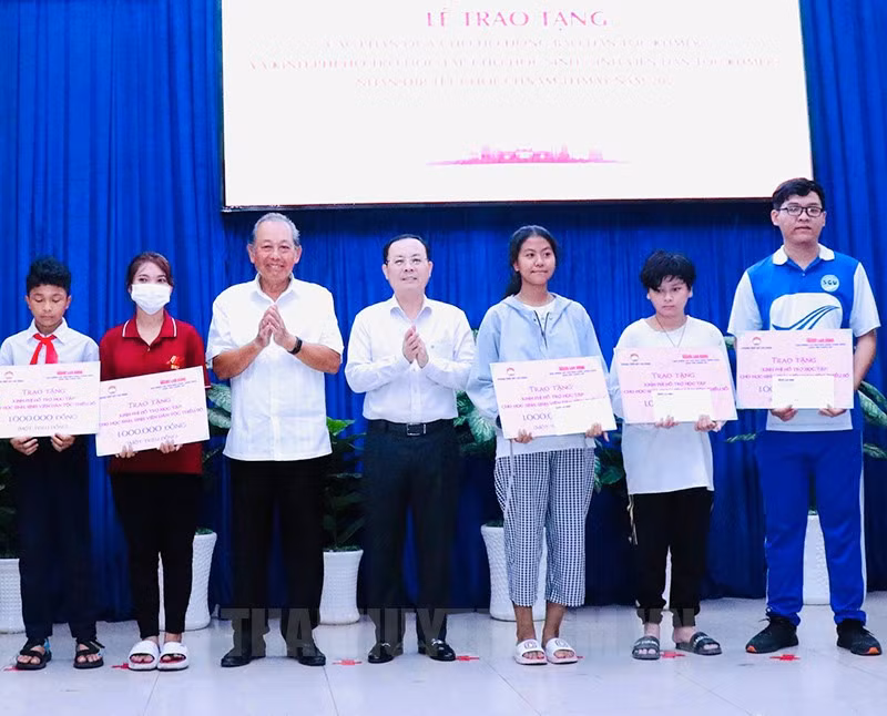 Remise de cadeaux à des Khmers de HCM-Ville à l’occasion de la fête Chol Chnam Thmay ảnh 1