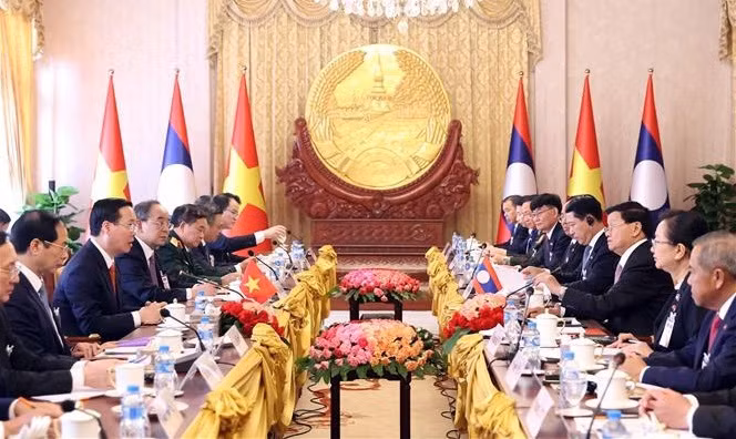 Entretien entre le président vietnamien et son homologue lao à Vientiane ảnh 3