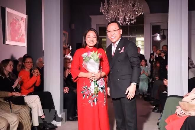 50 ans des relations Vietnam-Royaume-Uni: présentation de deux collections de mode à Londres ảnh 2