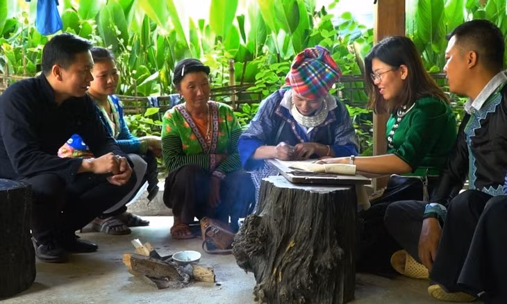 Et les Mông continuent de dessiner avec de la cire d’abeille… ảnh 2