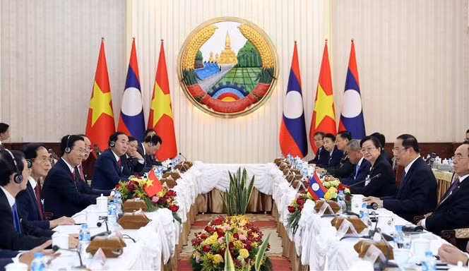 Le président Vo Van Thuong termine avec succès sa visite officielle au Laos ảnh 1