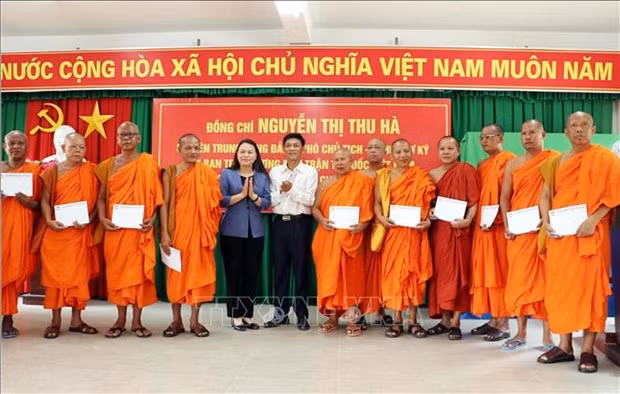 Une responsable du FPV félicite les Khmers de Soc Trang pour Chol Chnam Thmay ảnh 1