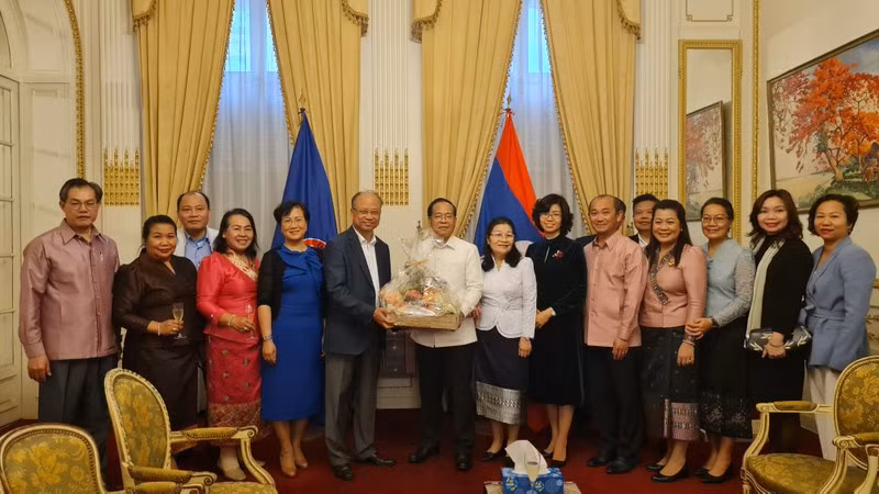 L'ambassade du Vietnam en France félicite le Laos pour la fête Boun Pi Mai ảnh 1